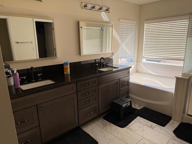 Building Photo - 1084 Huntly Dr