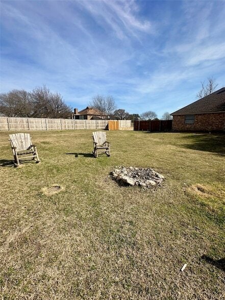 Building Photo - 127 Lori Dr