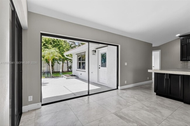 Building Photo - 9654 Sun Pointe Dr
