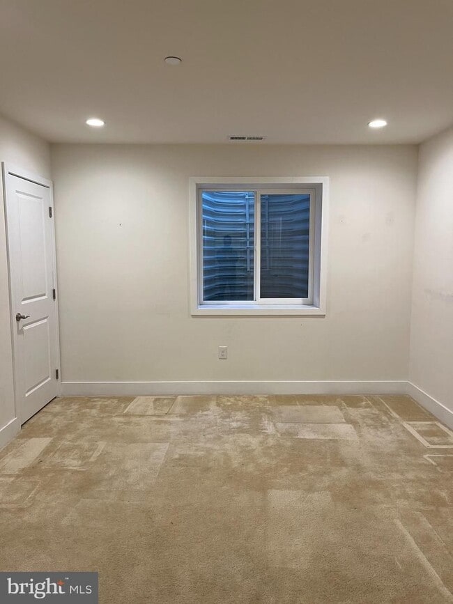 Building Photo - 805 Lakeview Ct