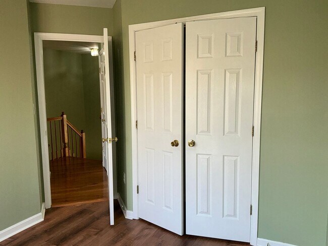 Building Photo - Beautiful 3BR 3.5BA 3 level townhome locat...