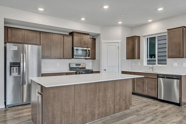 Building Photo - Spacious Puyallup Home with Room for the E...