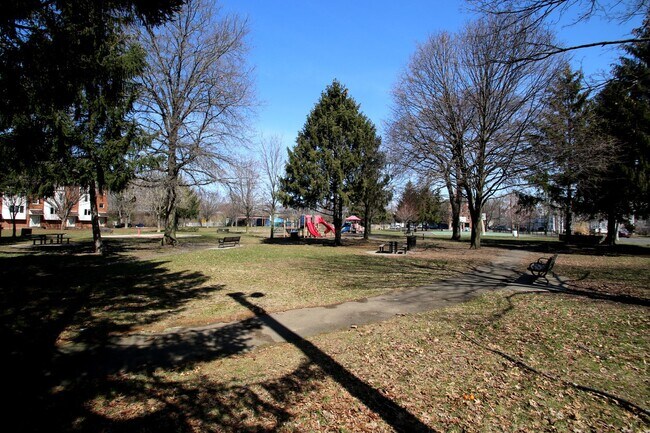 Building Photo - 42 Walnut St