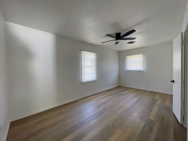 Building Photo - Modern Comfort Meets Classic Charm – Fresh-Renovated 3-Bed Home in Lamesa