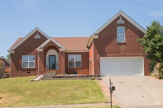 Building Photo - Charming Hendersonville Home!