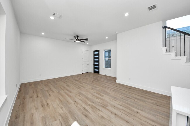 Building Photo - 3310 Hardy St