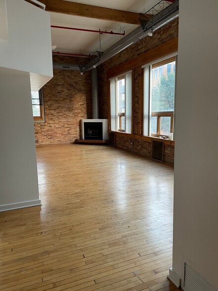 Building Photo - 1114 W Belmont Ave