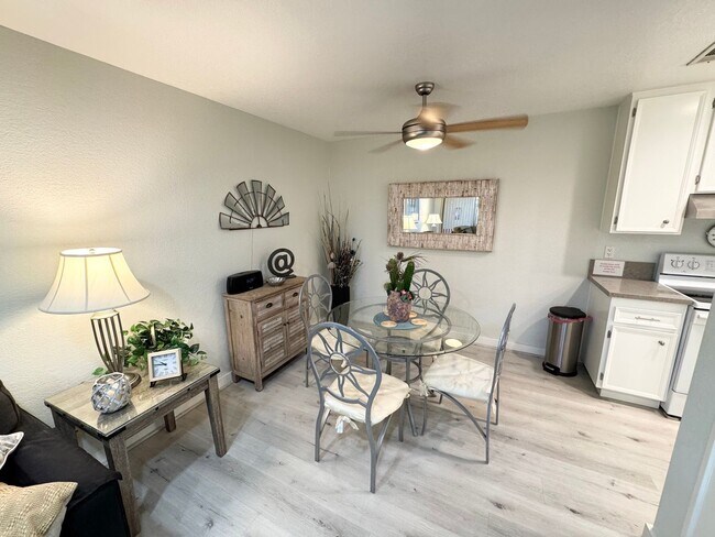 Building Photo - Long Term - Beautifully Updated 1 Bedroom Condo in Palm Springs Villas II