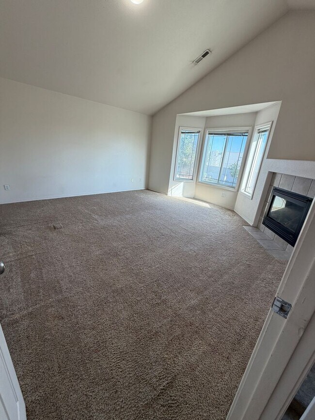 Building Photo - 2 Bedroom 2.5 bath townhouse w/ bonus room & Garage in Pasco