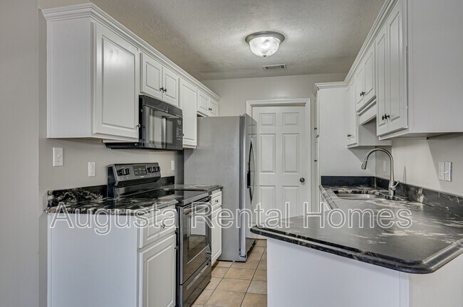 Building Photo - 2051 Sylvan Lake Dr