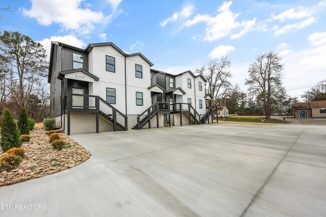 Building Photo - 8306 Lobelia Ln