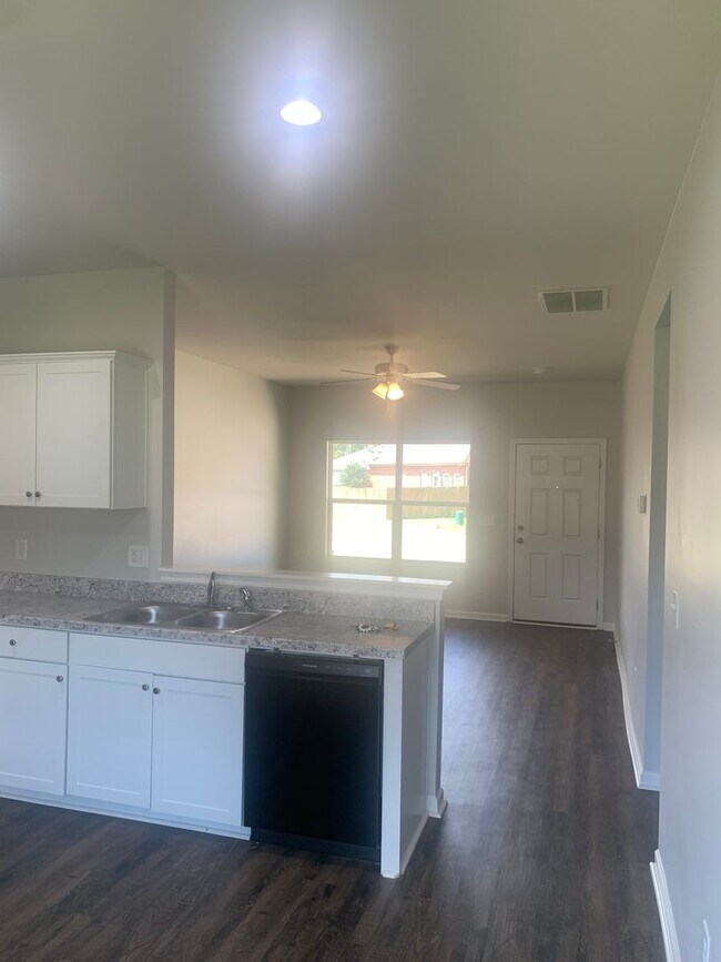 Building Photo - 144 Lakeside Way