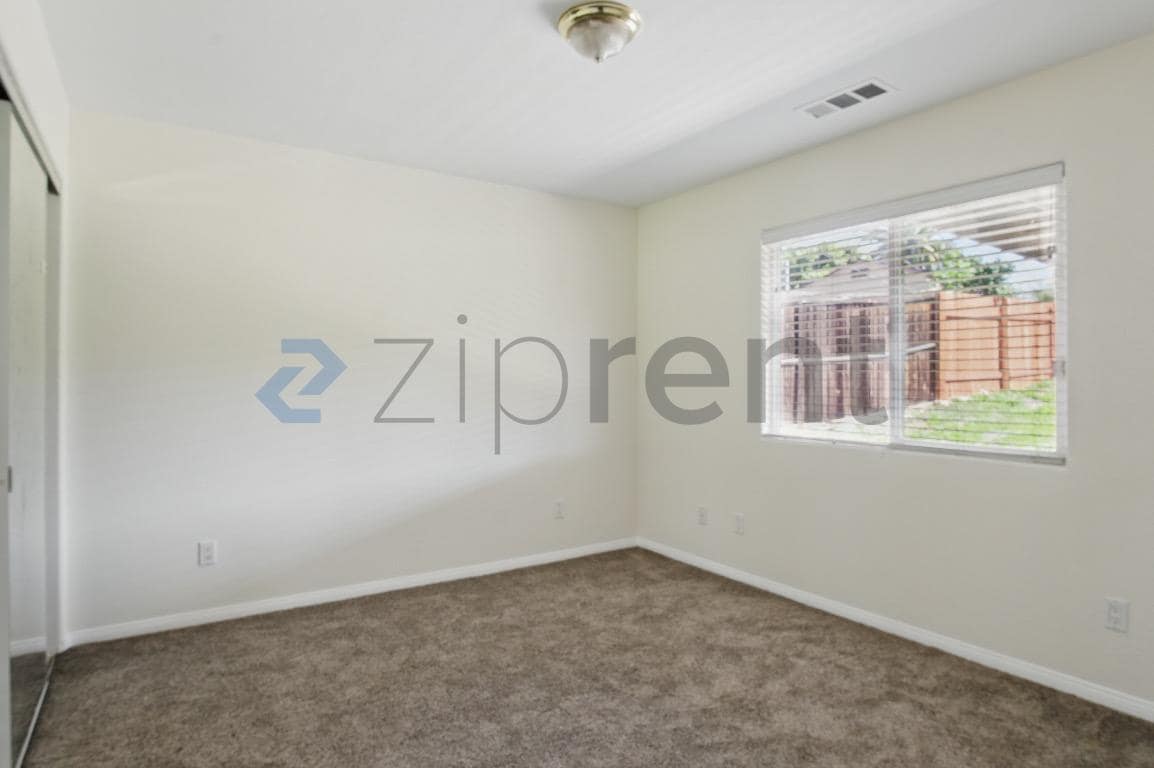 Building Photo - 1365 Valley View Ave