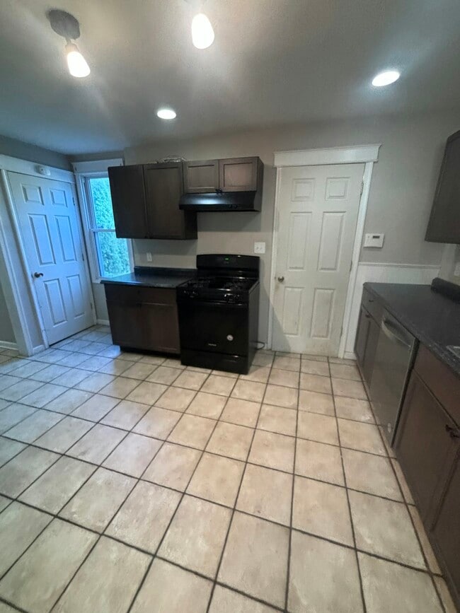 Building Photo - 165 Sharpe St