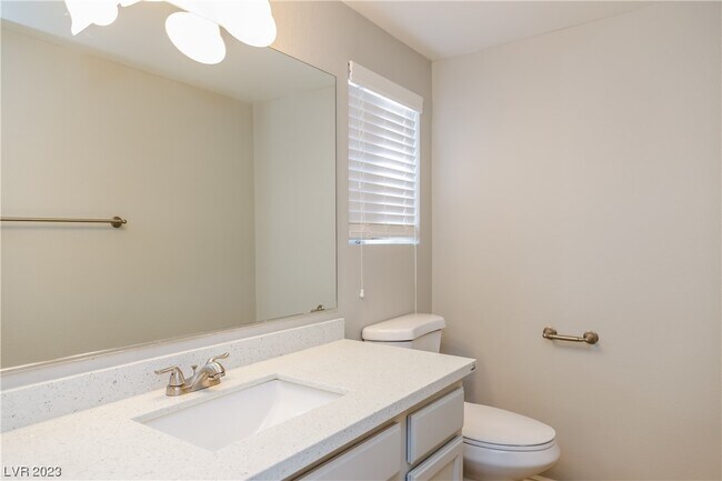 Building Photo - 415 Opal Dr