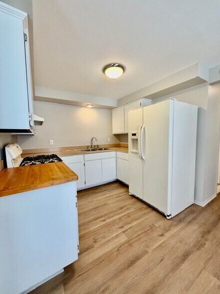 Building Photo - 300 Clark St