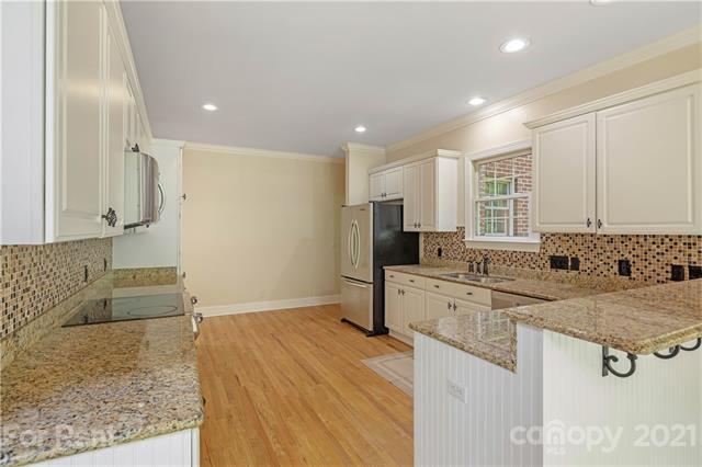 Building Photo - 904 Woodvine Rd