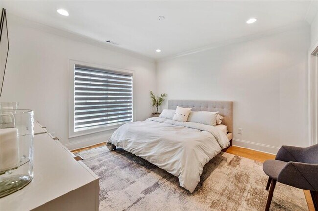 Building Photo - Prime Residence with fabulous amenities in the heart of Buckhead