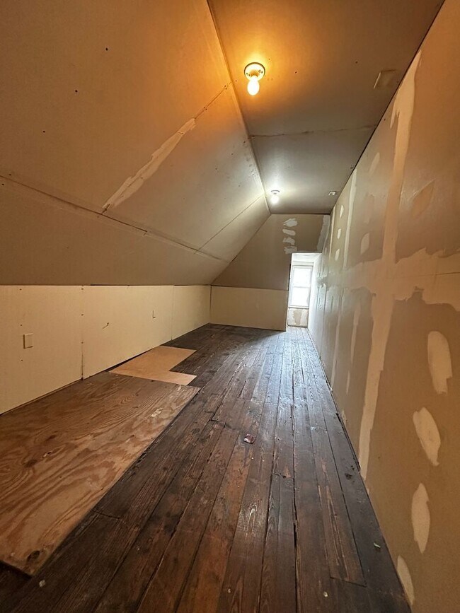 Building Photo - 3 bedroom, 1 bath, 2 story half double house