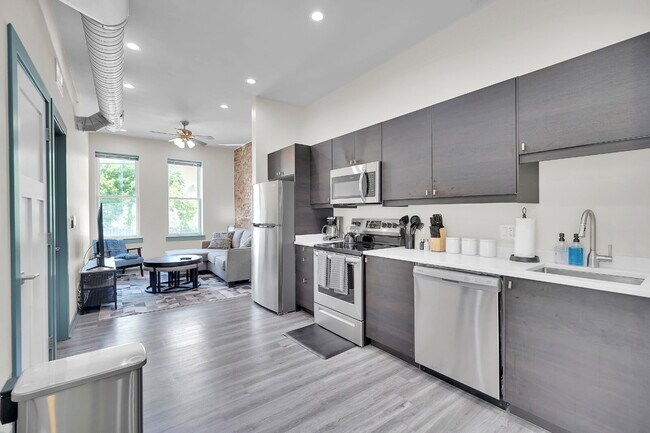 Building Photo - Furnished 2-Bedroom, 2-Bath Apartment near the Medical Campus