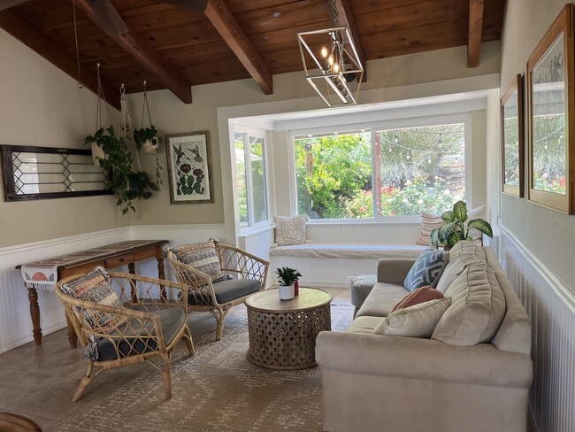 Building Photo - Beautiful 3-bedroom, 2.5-bath country-styl...
