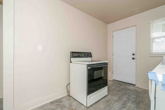 Building Photo - 1111 SW 13th Ave