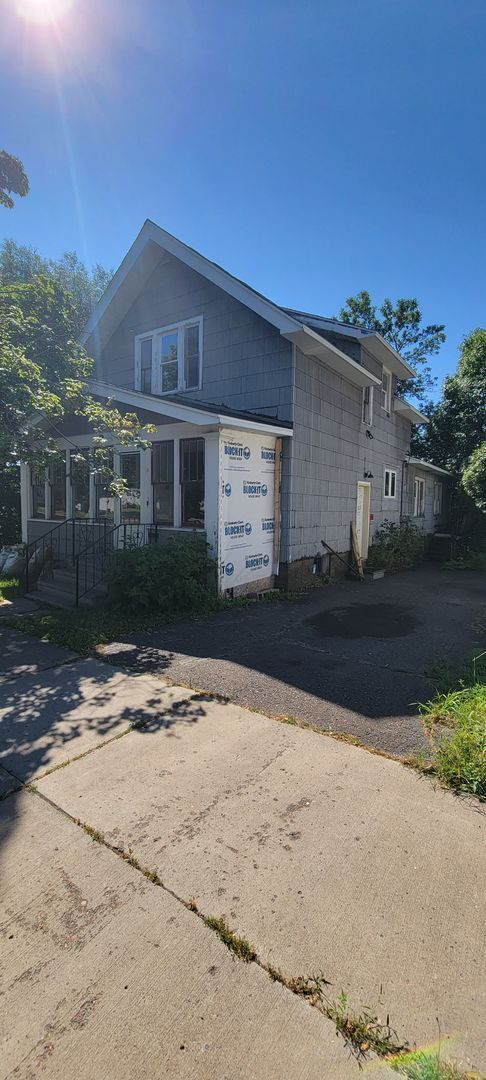 Building Photo - AVAILABLE JUNE 1ST - 2 Bed/ 1 Bath w/ Great Yard!