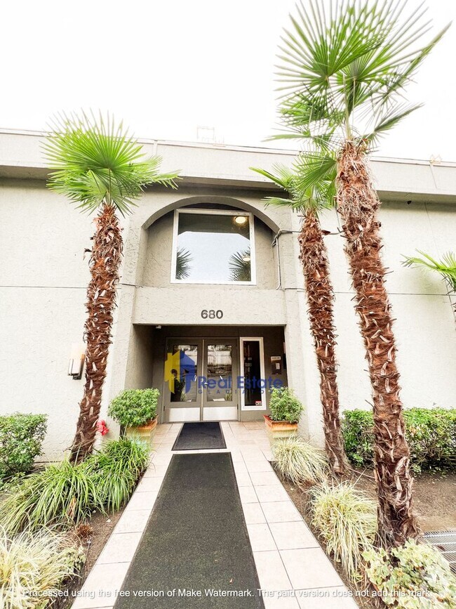 Building Photo - Pet Friendly one bedrom condo available at...