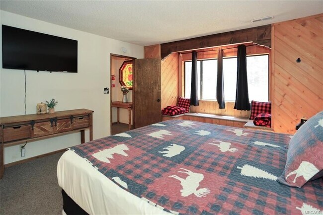 Building Photo - 1201 Fox Farm Rd