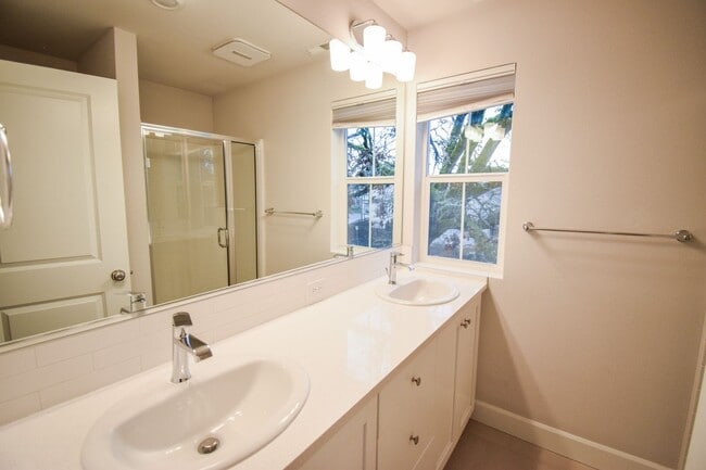 Building Photo - Beautiful 4 Bedroom 3.5 BA Home! Mother in Law Suite, Attached Garage & Top floor Bonus Room!