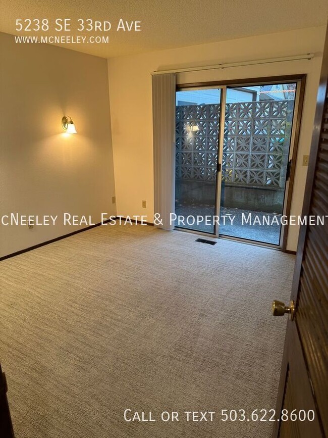 Building Photo - 5238 SE 33rd Ave