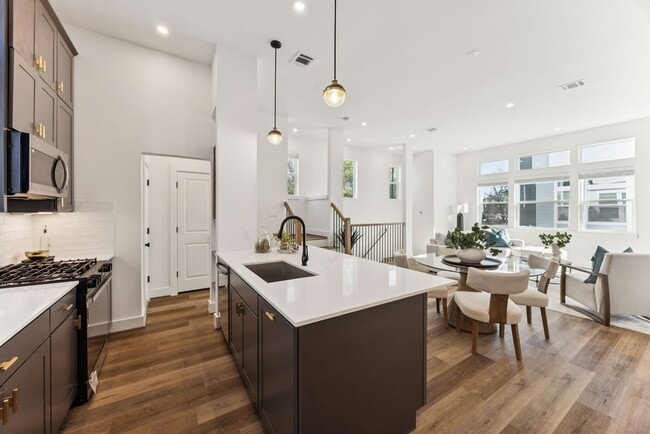 Building Photo - 2125 Hoskins Dr