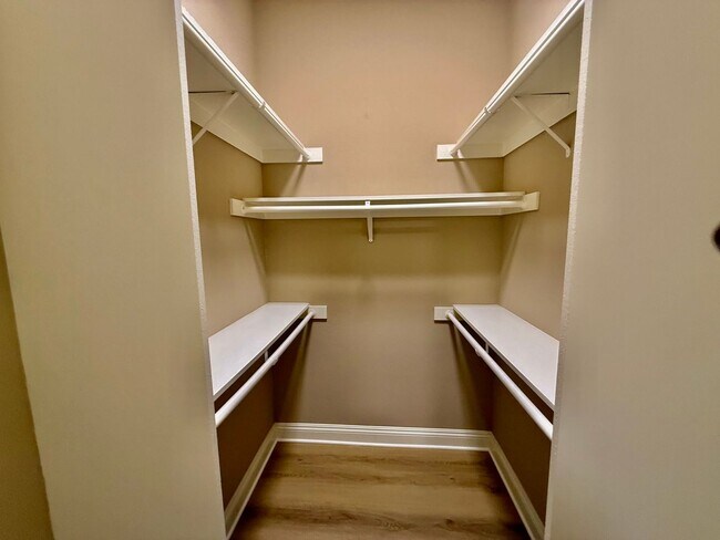 Building Photo - Executive Home available NOW