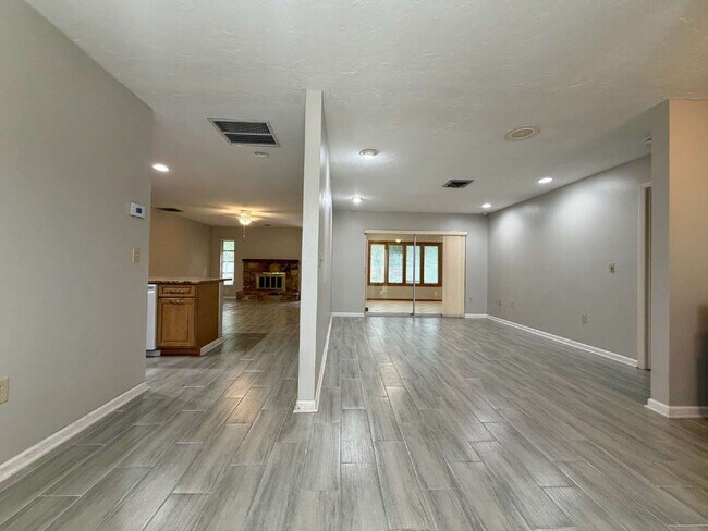 Building Photo - 423 Whispering Oaks Ct