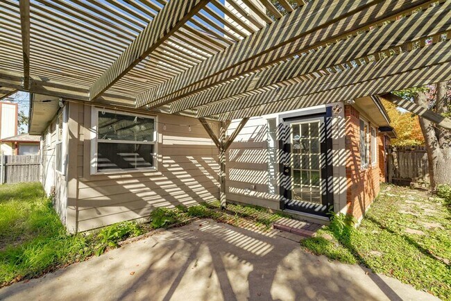 Building Photo - 15013 Big Falls Dr