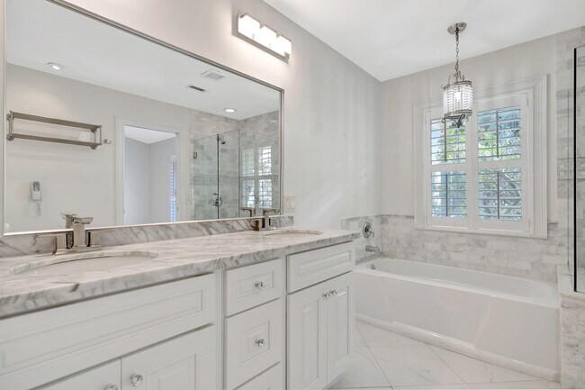 Building Photo - 13692 Cross Pointe Dr