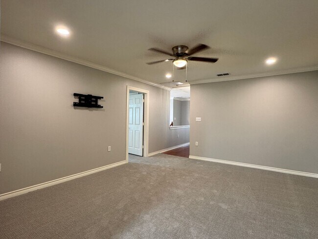 Building Photo - 627 W 2nd St