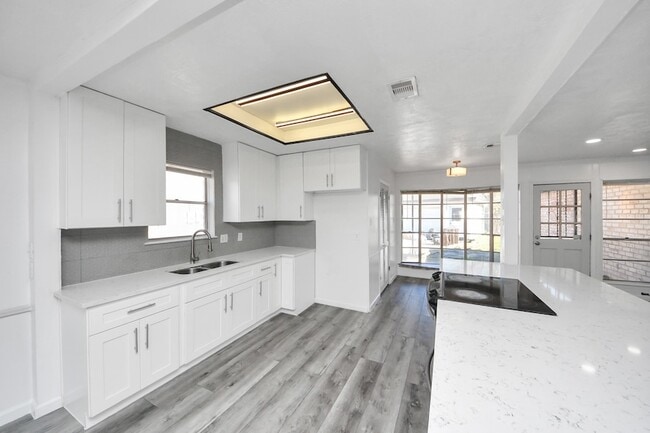 Building Photo - 8011 La Roche Ln