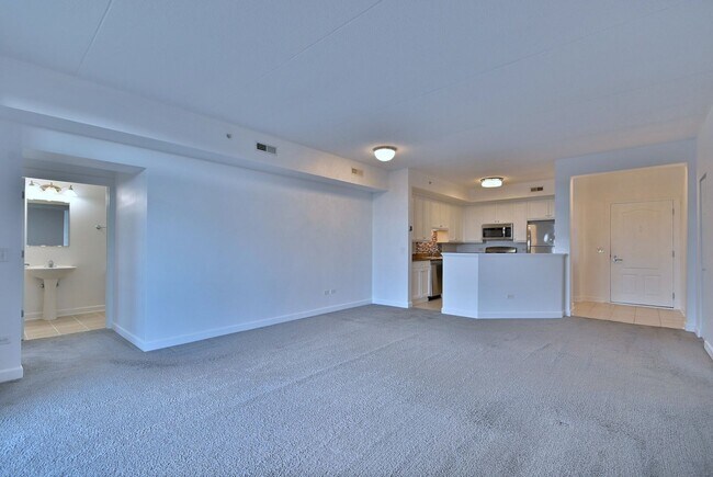 Building Photo - Bright & Spacious Condo in Great Location!