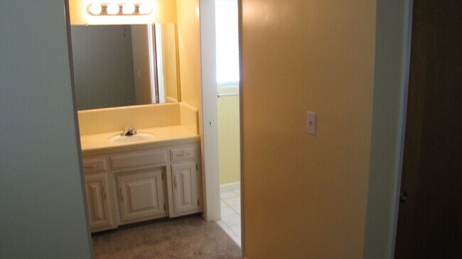 Building Photo - NOR 3 bedroom 2 bath