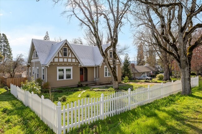 Building Photo - 2004 Hillcrest Rd