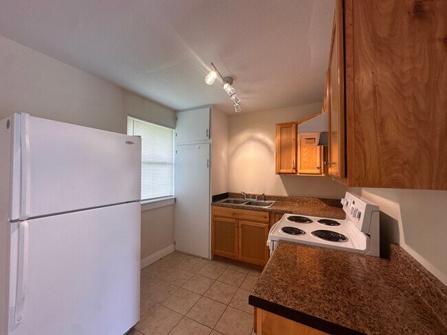 Building Photo - 2 bedroom 1 bath Duplex | Full Size Laundry Connections | Wood Floors