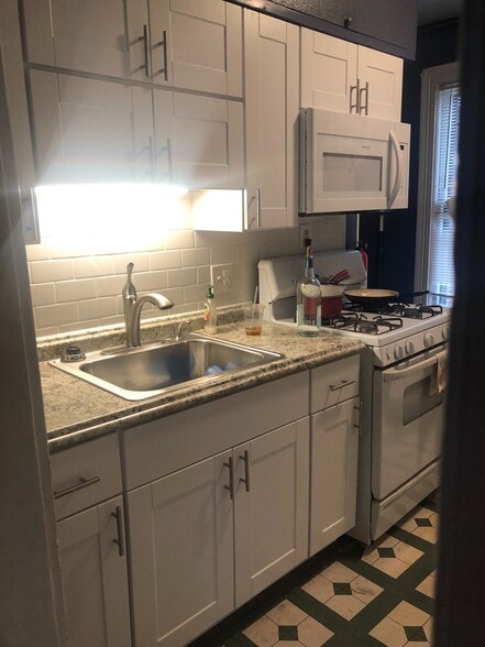 Kitchen - 622 Erie St SE