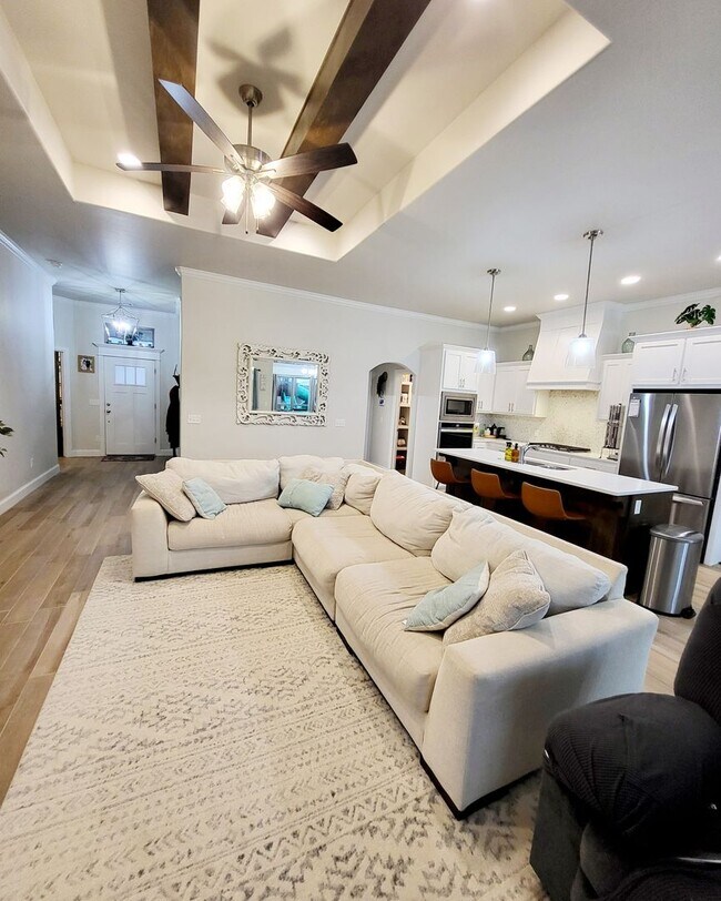 Building Photo - You Could Call This Beautiful 4-Bed, 2-Bat...