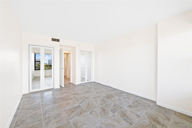 Building Photo - 3800 Galt Ocean Dr