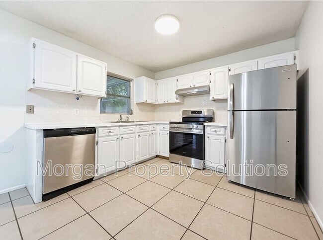 Building Photo - 1221 Poinsettia Ave