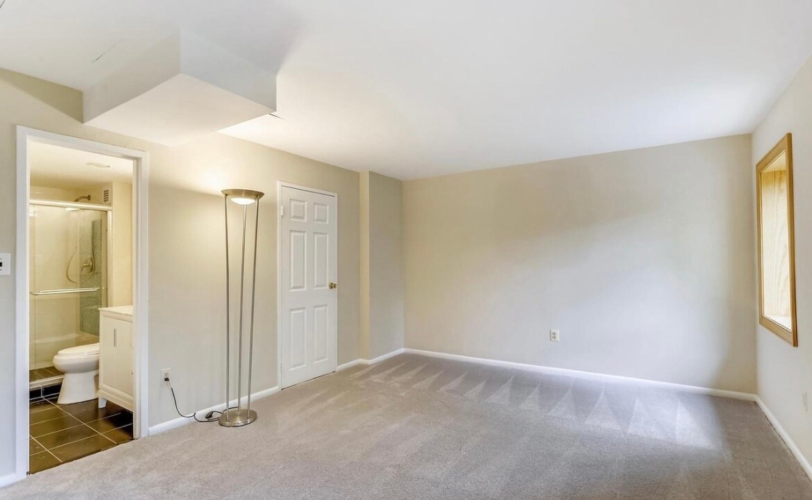 Building Photo - 4720 Chevy Chase Dr