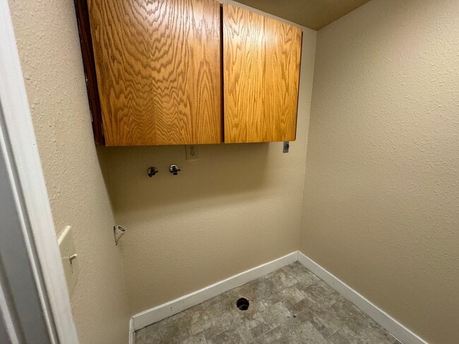 Building Photo - 498/A/