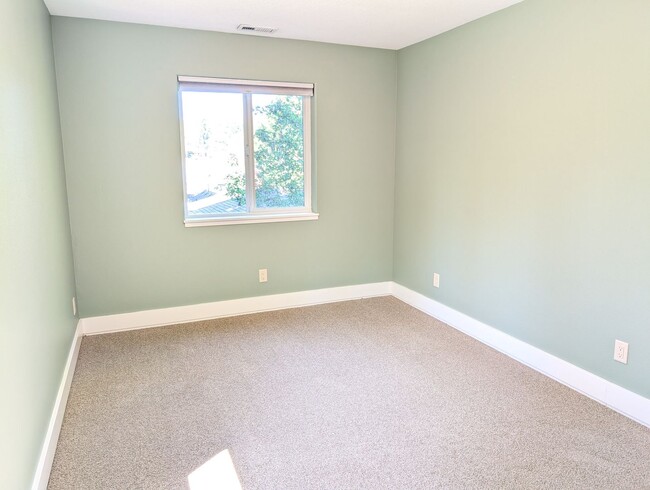 Building Photo - Serene Multnomah Village Living with Gener...