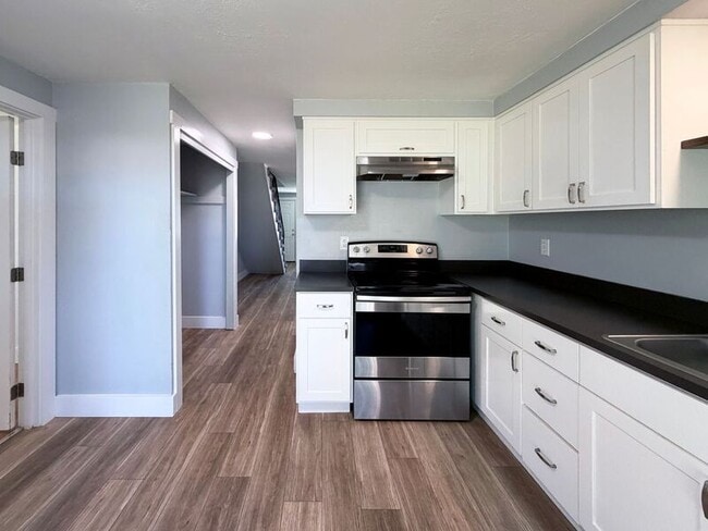 Building Photo - 525 Cinderella Loop